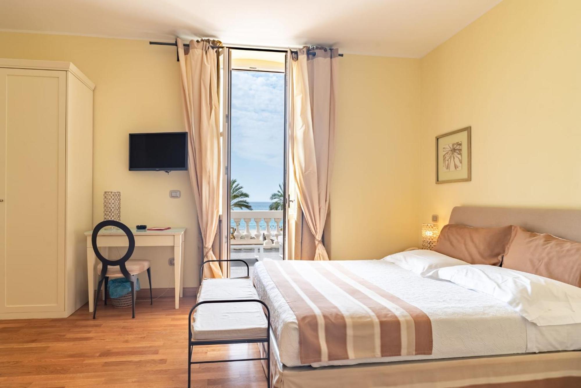 Hotel De La Plage Pietra Ligure Esterno foto