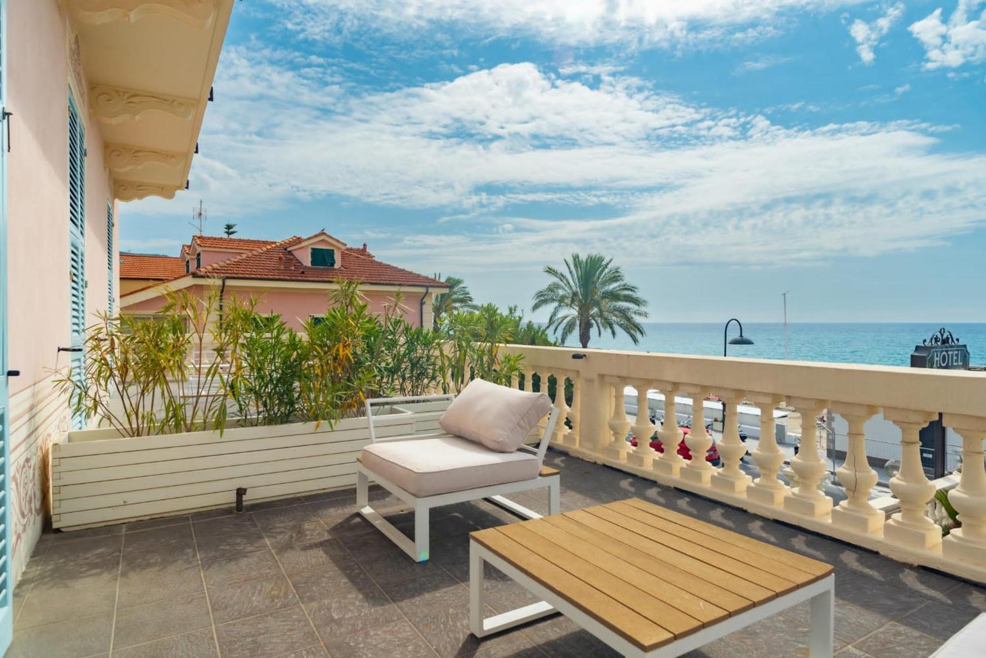 Hotel De La Plage Pietra Ligure Esterno foto