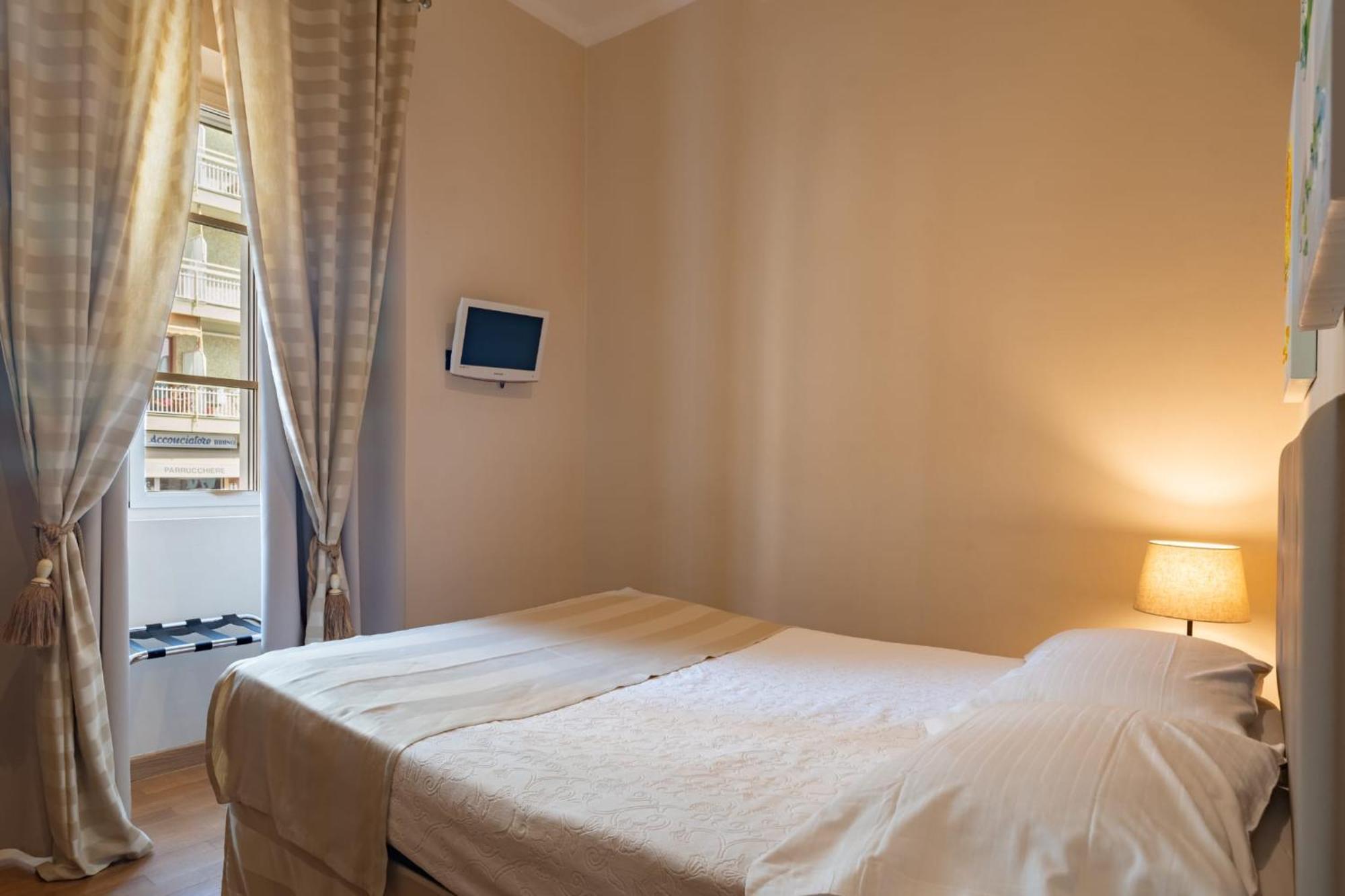 Hotel De La Plage Pietra Ligure Esterno foto