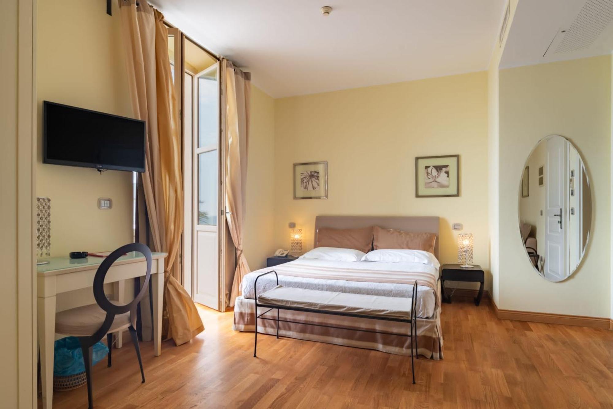Hotel De La Plage Pietra Ligure Esterno foto