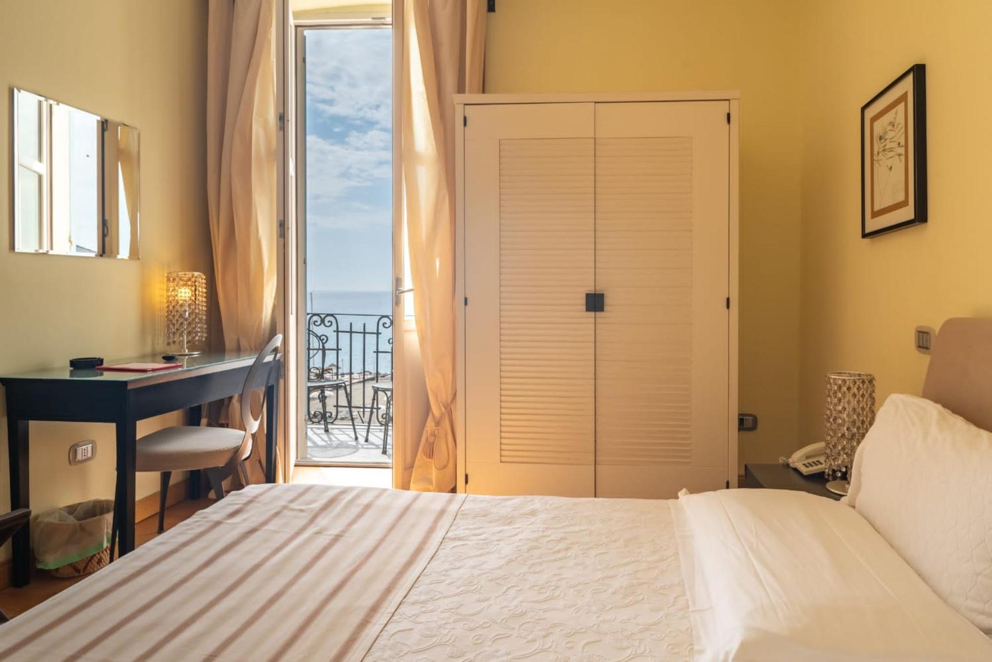 Hotel De La Plage Pietra Ligure Esterno foto
