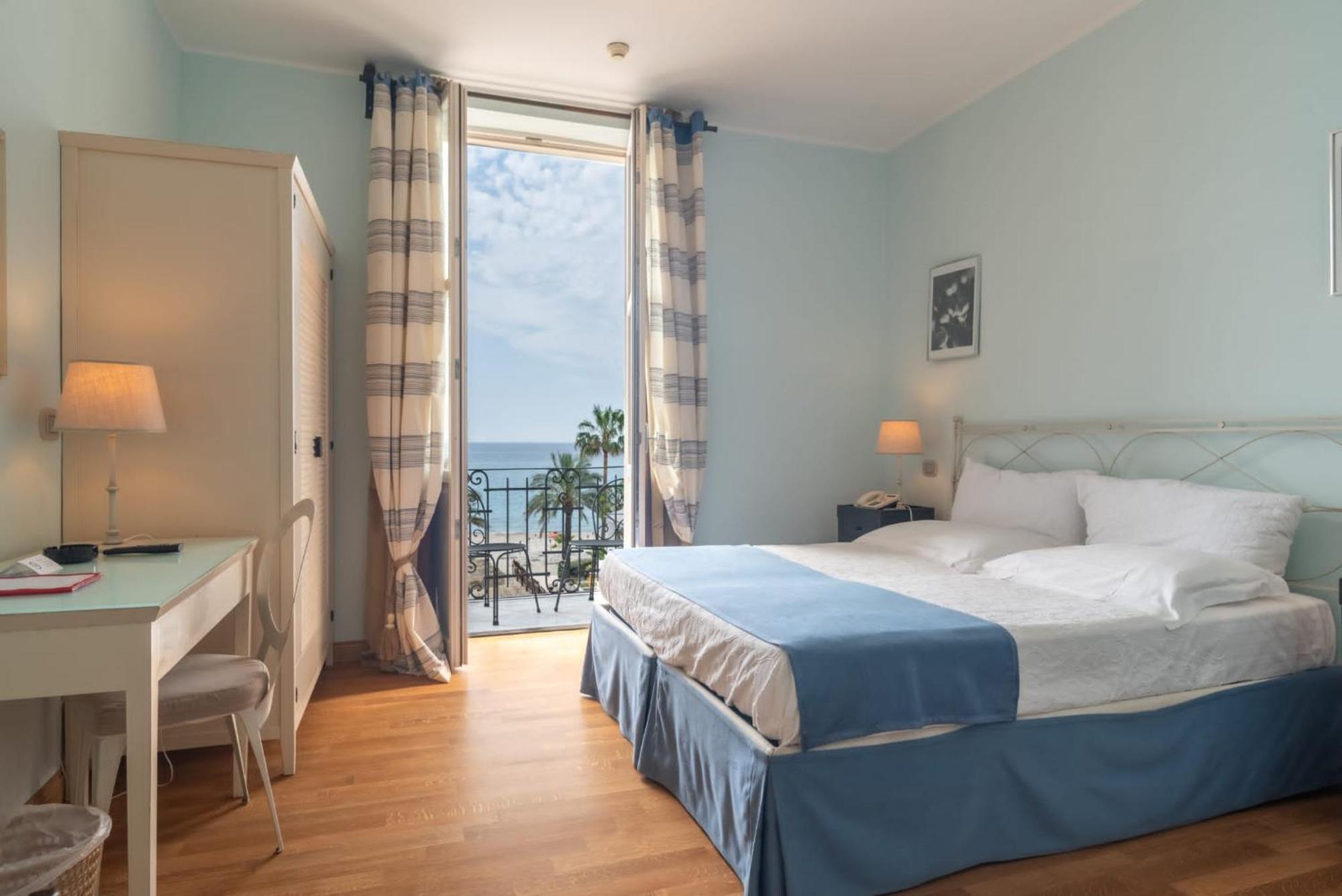 Hotel De La Plage Pietra Ligure Esterno foto