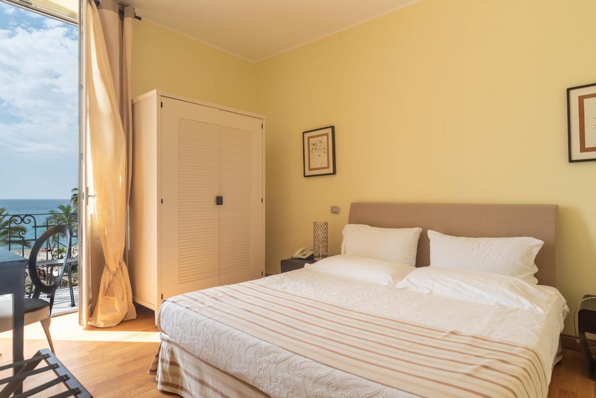 Hotel De La Plage Pietra Ligure Esterno foto