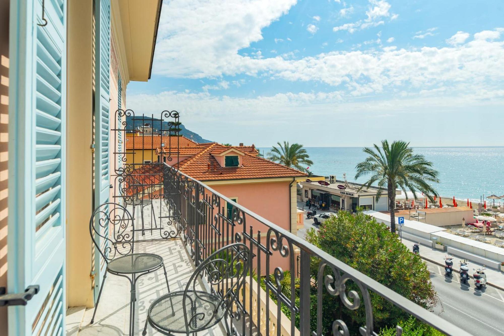 Hotel De La Plage Pietra Ligure Esterno foto