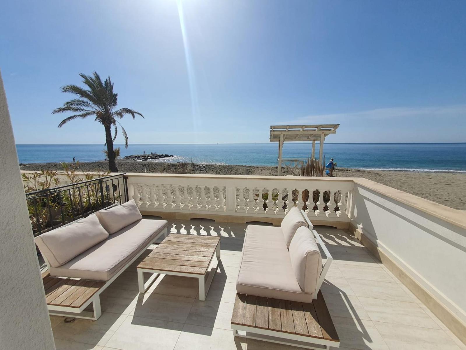 Hotel De La Plage Pietra Ligure Esterno foto