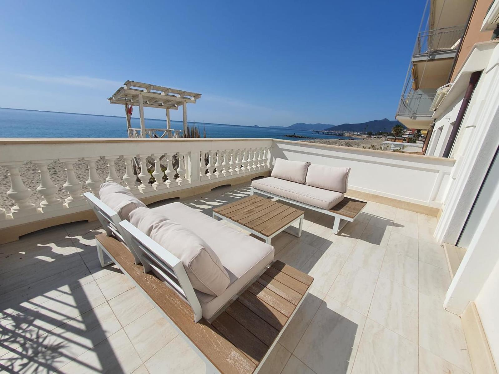 Hotel De La Plage Pietra Ligure Esterno foto
