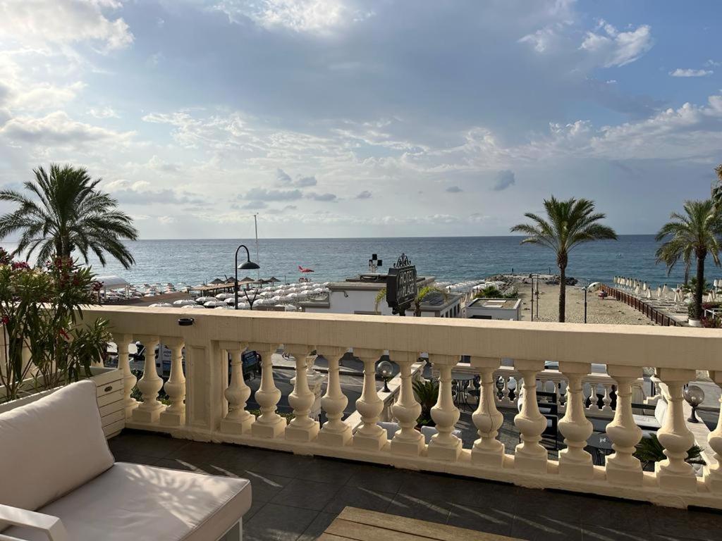 Hotel De La Plage Pietra Ligure Esterno foto