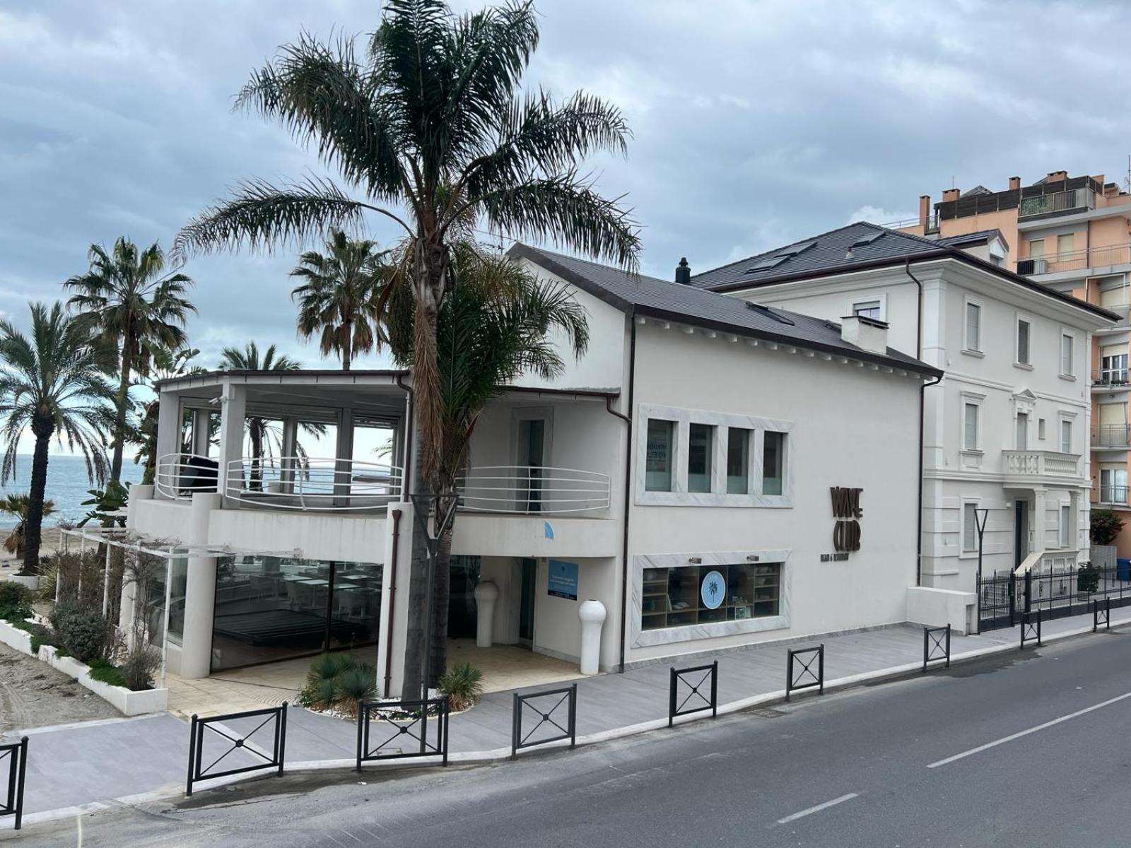 Hotel De La Plage Pietra Ligure Esterno foto