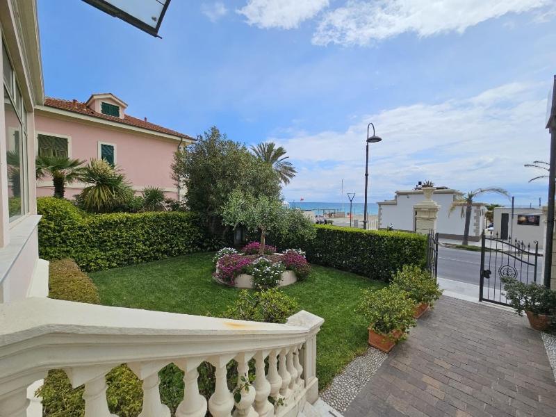 Hotel De La Plage Pietra Ligure Esterno foto