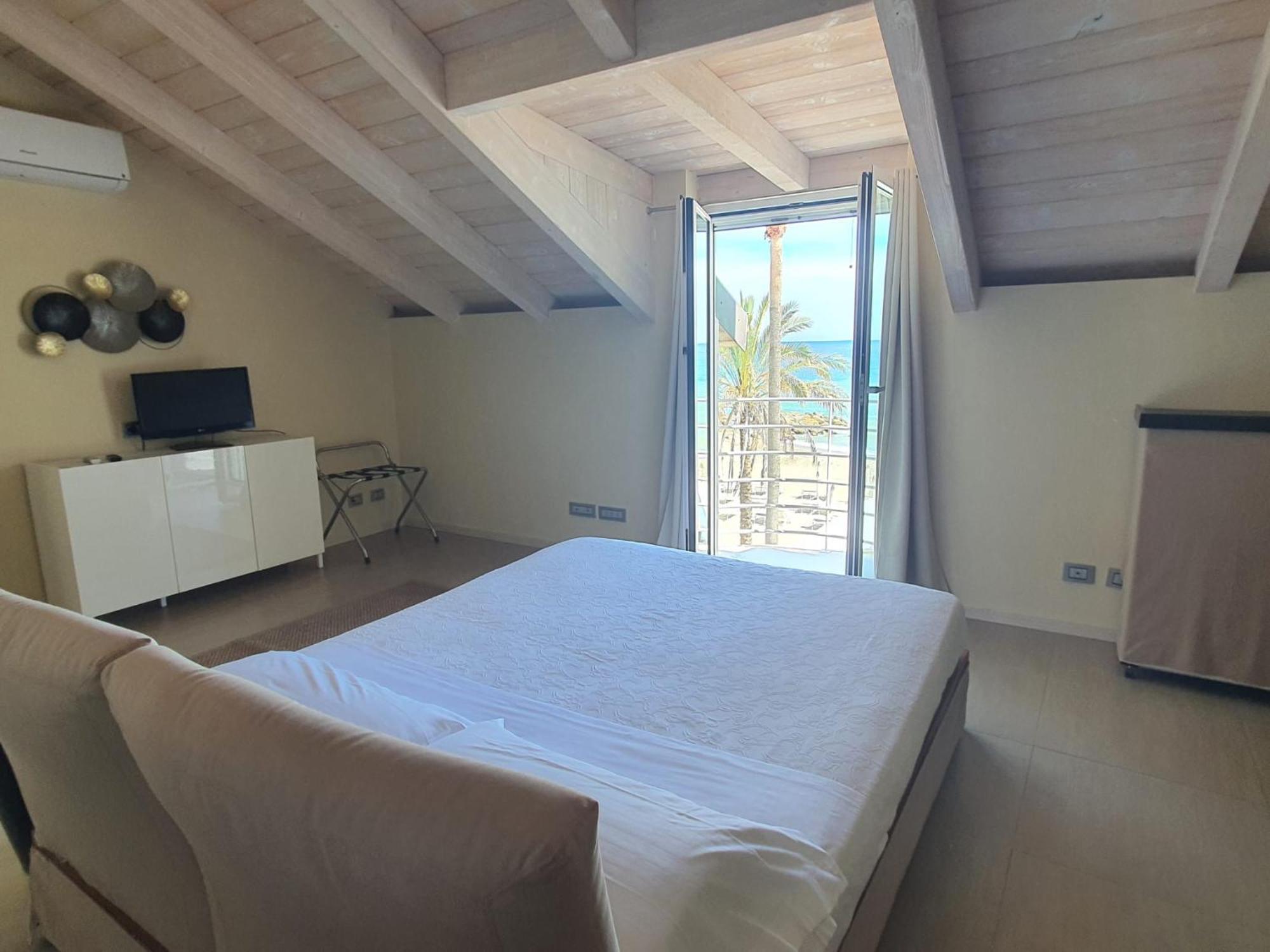 Hotel De La Plage Pietra Ligure Esterno foto