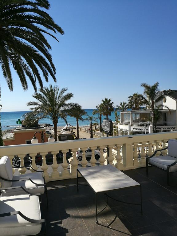 Hotel De La Plage Pietra Ligure Esterno foto