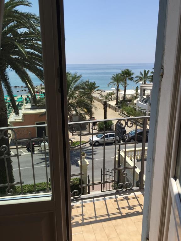Hotel De La Plage Pietra Ligure Esterno foto