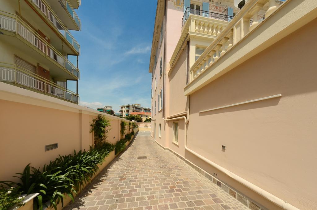 Hotel De La Plage Pietra Ligure Esterno foto