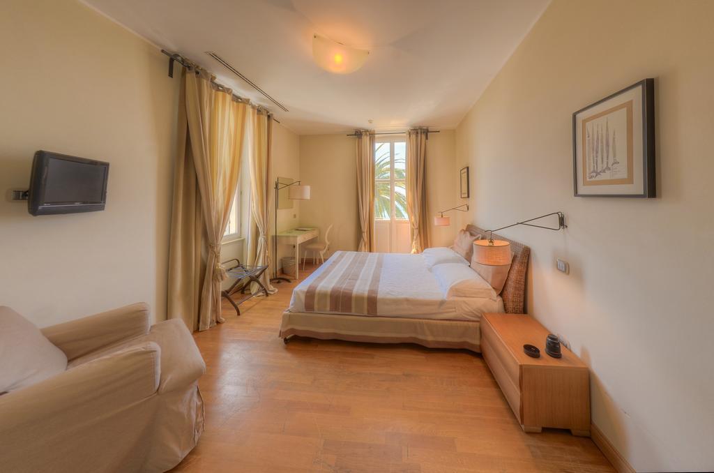 Hotel De La Plage Pietra Ligure Esterno foto