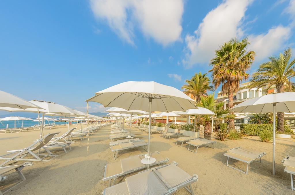 Hotel De La Plage Pietra Ligure Esterno foto