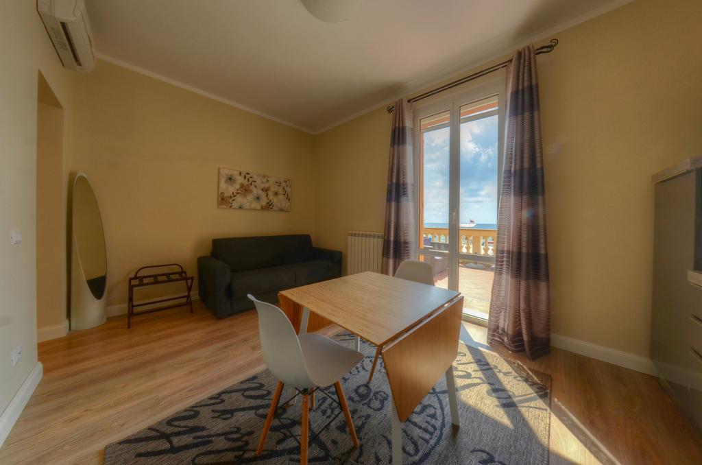 Hotel De La Plage Pietra Ligure Esterno foto