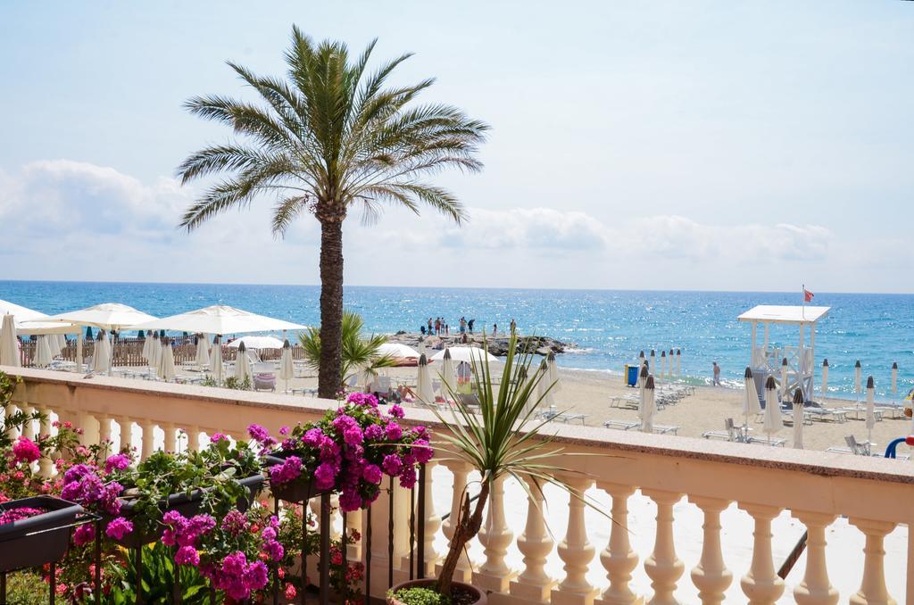 Hotel De La Plage Pietra Ligure Esterno foto