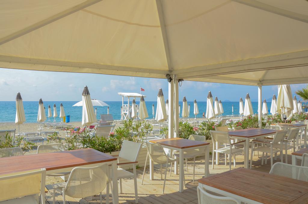 Hotel De La Plage Pietra Ligure Esterno foto