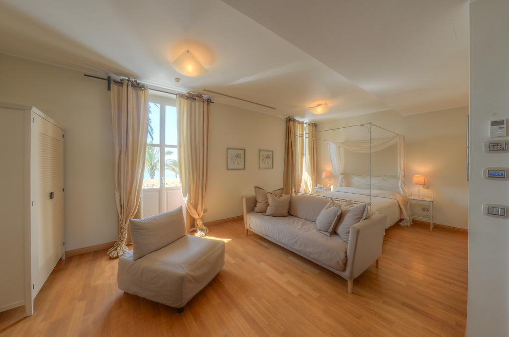Hotel De La Plage Pietra Ligure Esterno foto