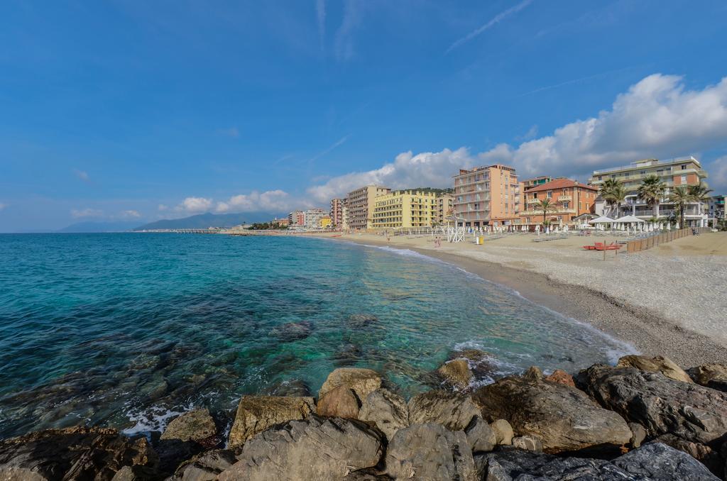 Hotel De La Plage Pietra Ligure Esterno foto