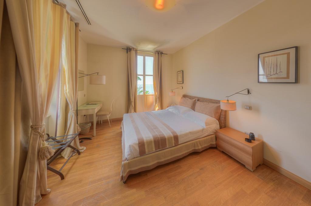 Hotel De La Plage Pietra Ligure Esterno foto