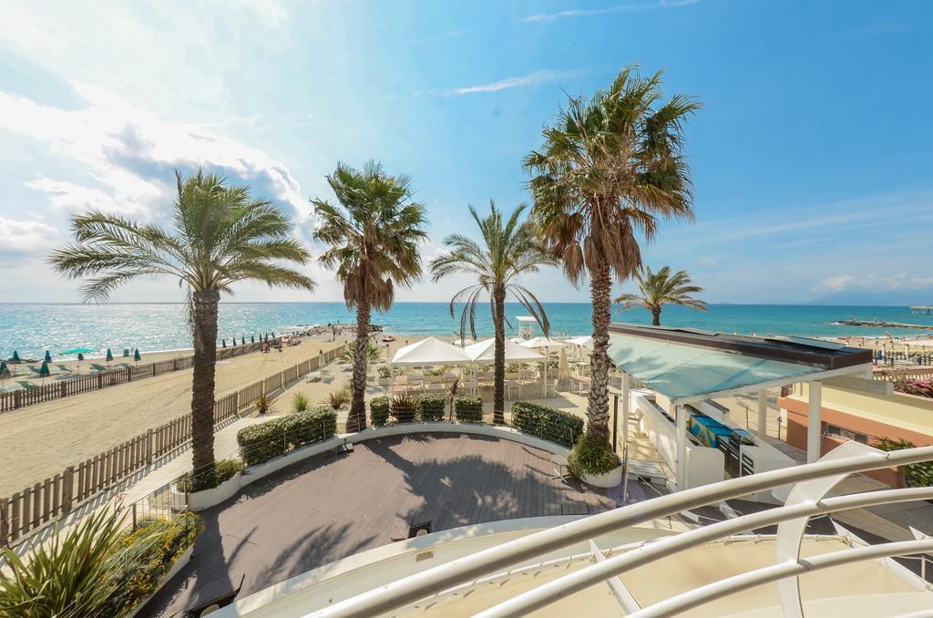 Hotel De La Plage Pietra Ligure Esterno foto