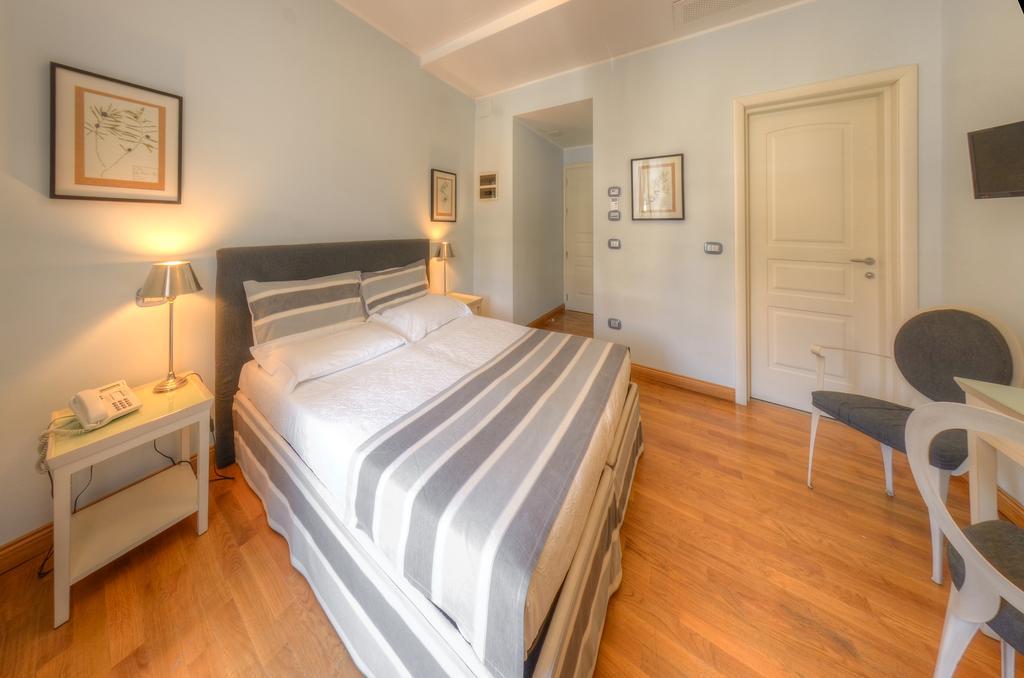 Hotel De La Plage Pietra Ligure Esterno foto