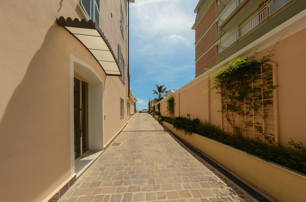 Hotel De La Plage Pietra Ligure Esterno foto